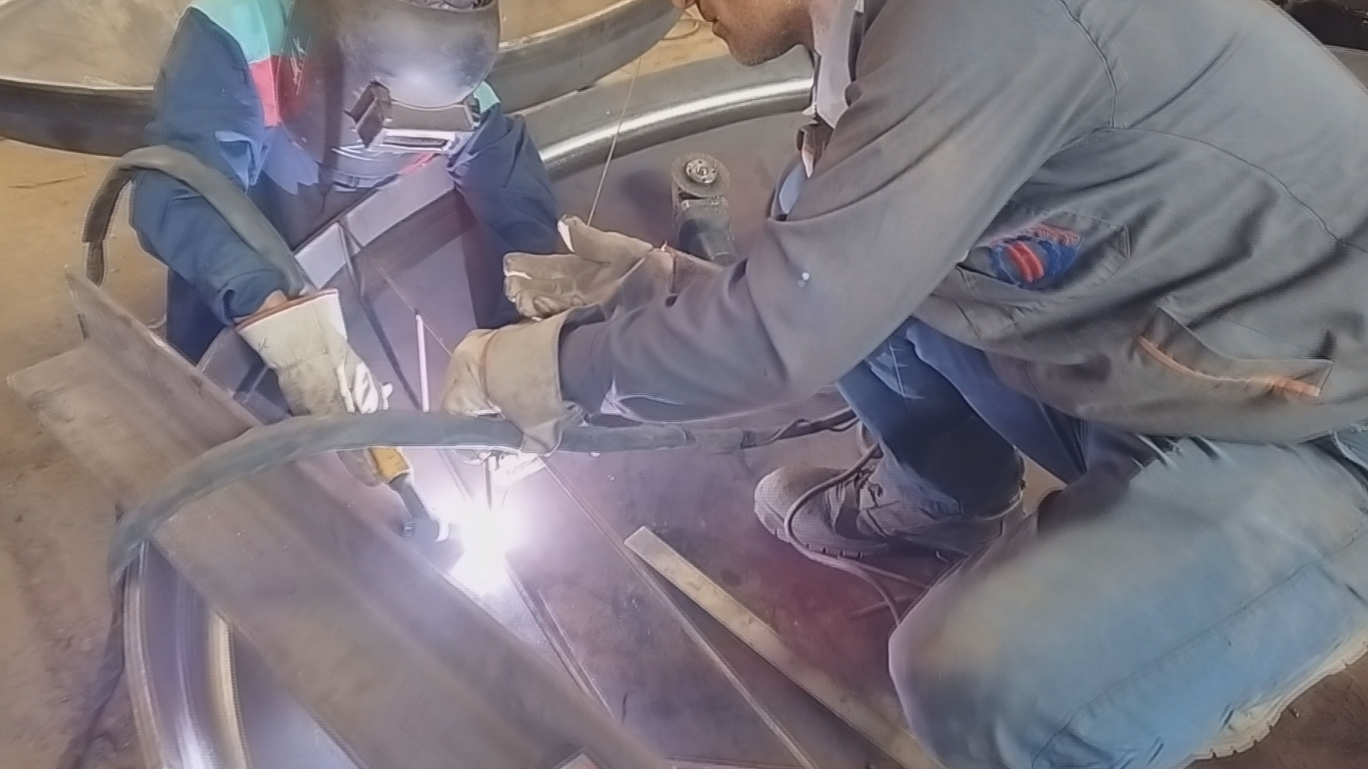 مشخصات بویلر روغن داغ 4 جوشکاری عدسی بویلرروغن داغ